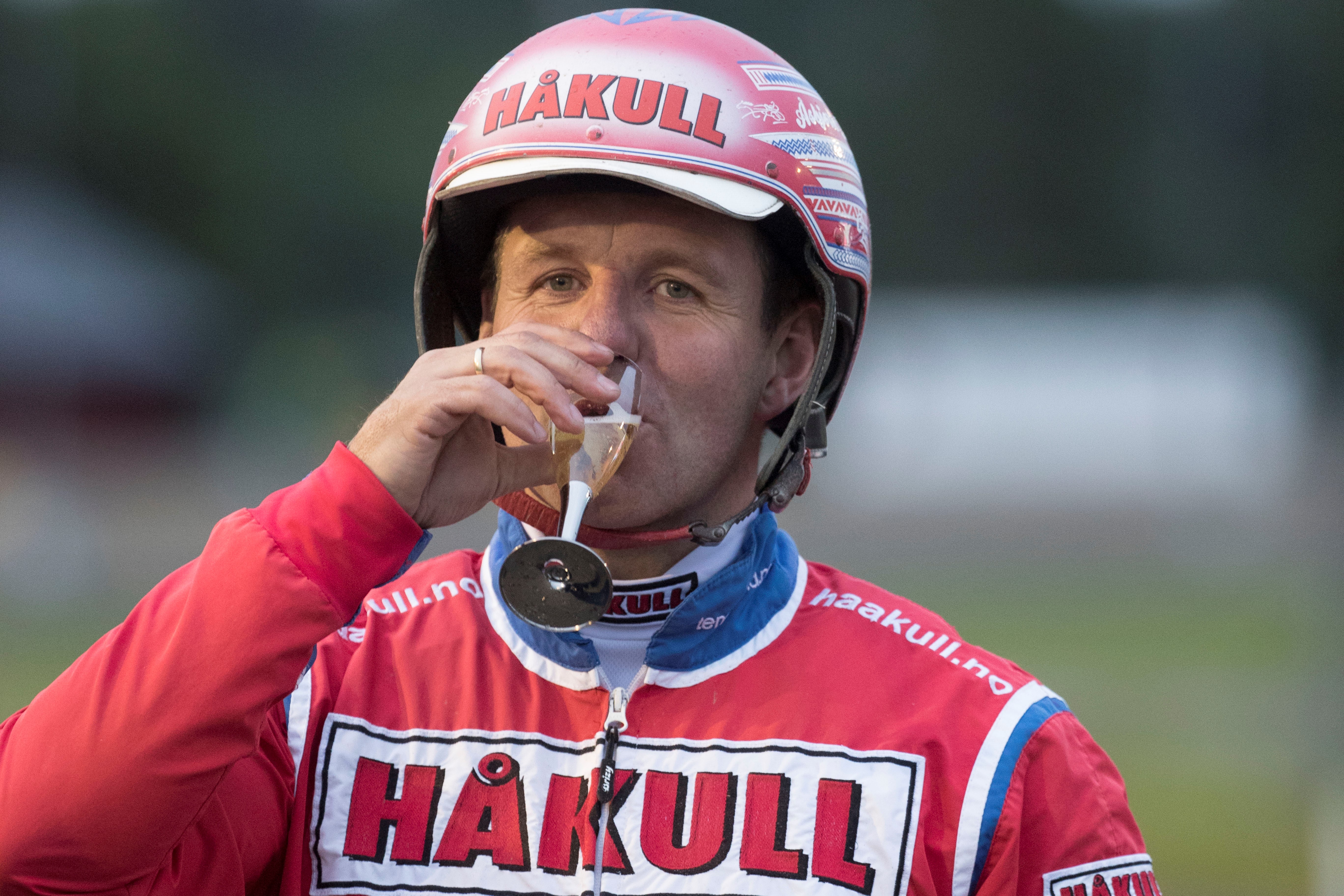 Åsbjørn Tengsareid befestet i kveld sin posisjon i å være en av nåtidens og etterhvert også i historisk perspektiv - av de aller beste norske travkuskene. Her foreviget i etterkant av en tidligere storløpsseier.(Foto