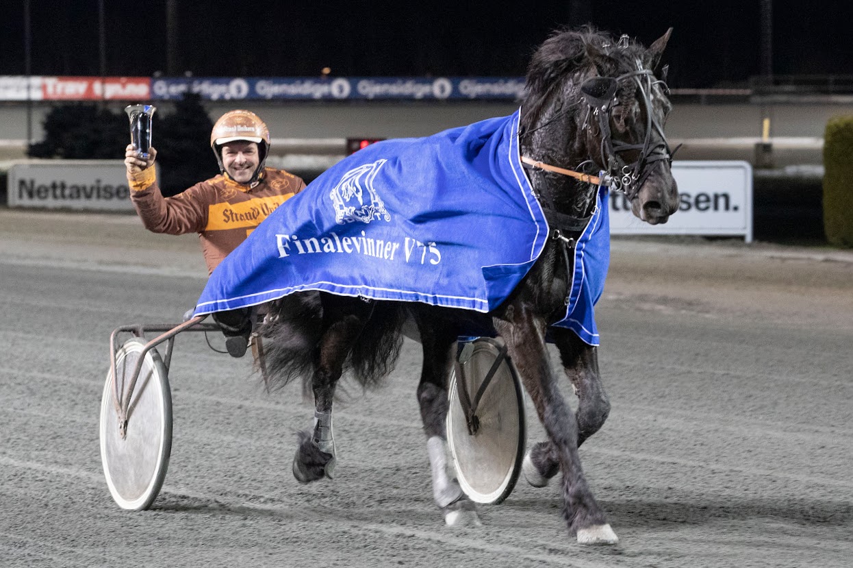 Nårje og Bjørn Steinseth tok hjem finalen i Kaldblodscupen lørdag. Blir duoen å se også i Vinterserien V75? Foto: hesteguiden.com