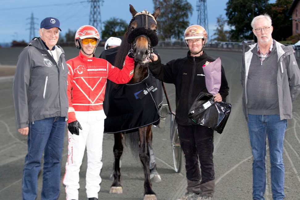 Odd Harmonia på seremoniplass etter tirsdagens seier. Foto: hesteguiden.com